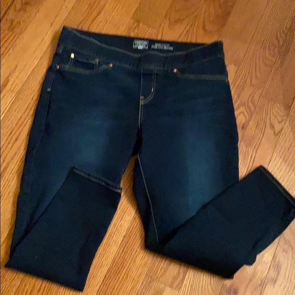 Like new Levi pull on skinny jeans